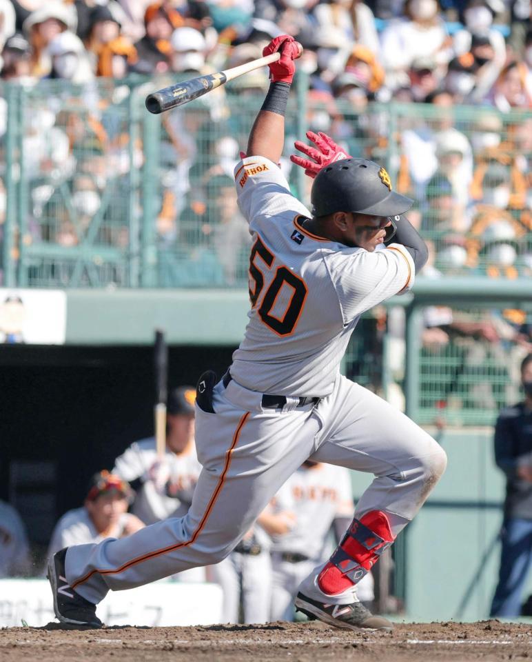 　７回、オコエが中前に適時打を放つ