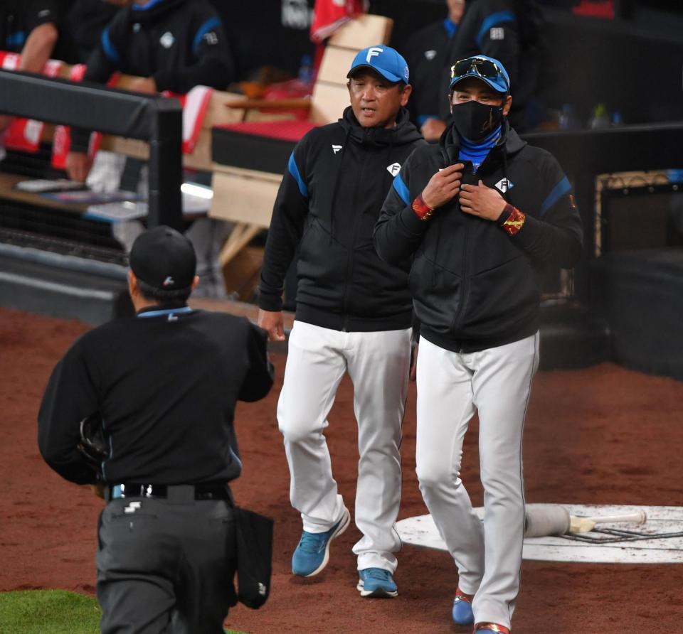 　８回、球審に投手・矢沢を告げる新庄監督（右）＝撮影・出月俊成