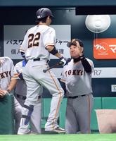 　８回、小林は左越えソロを放ちベンチ前で原監督の出迎えを受ける