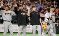 　ソフトバンクに勝利しナインを迎える、（左から）松田、中田翔、丸ら