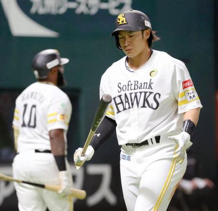 　７回、見逃し三振に倒れた柳田