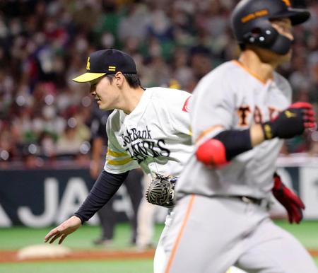 　７回、中山（手前）に適時打を許した有原