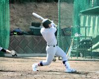 　２点を追う二回にソロ本塁打を場外に放つ慶応・清原