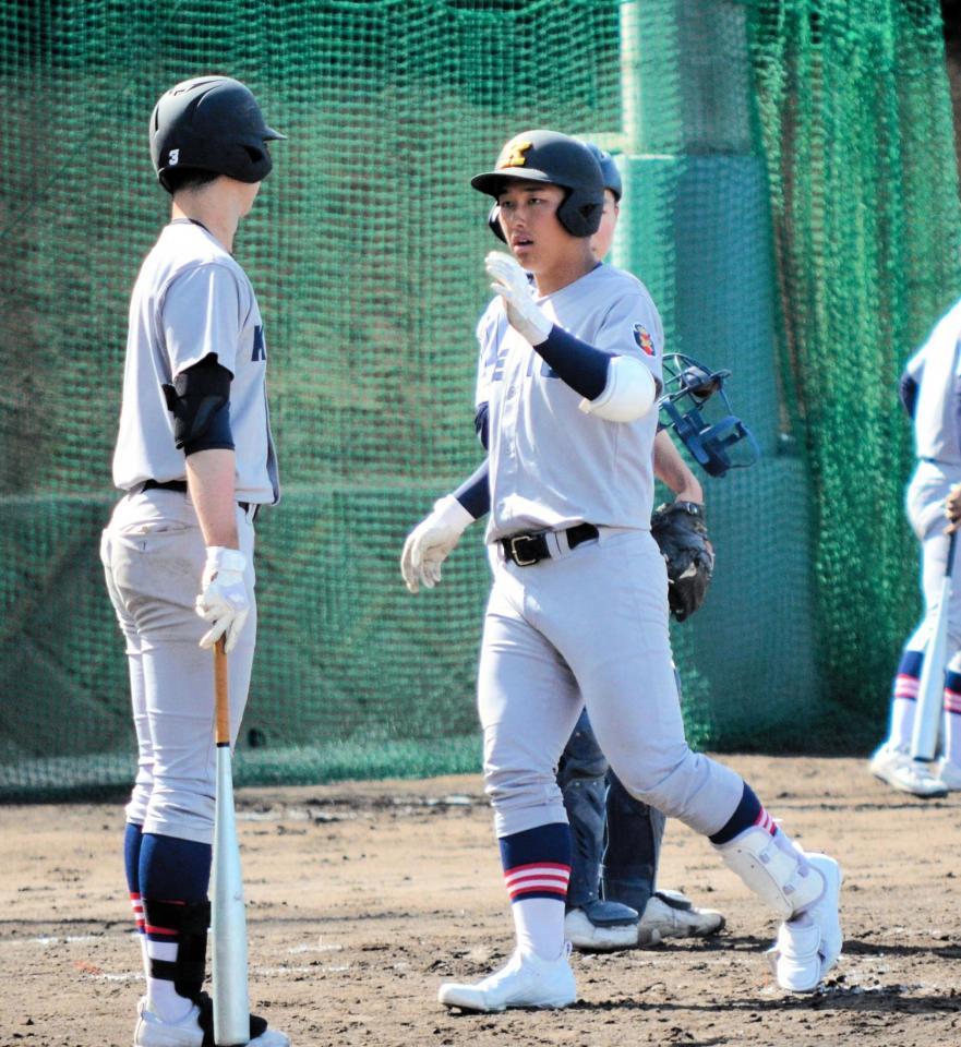 　本塁打を放ち、仲間とハイタッチをする慶応・清原