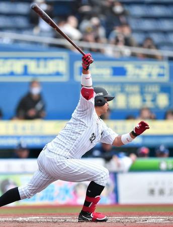 　２回、三塁へ勝ち越し適時内野安打を放つ佐藤都（撮影・開出牧）