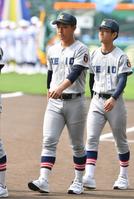 　入場行進する慶応・清原勝児（左）＝撮影・石井剣太郎