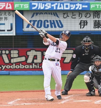 　３回、右前打を放つ青木（撮影・西岡正）