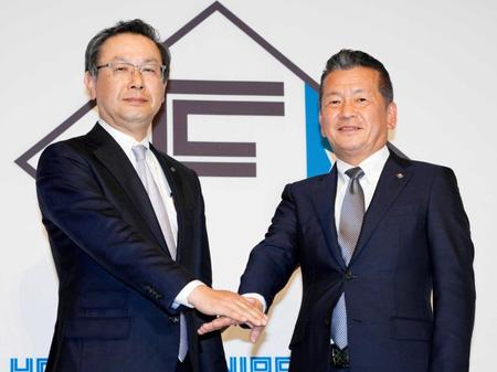 　日本ハムの井川伸久新オーナー（左）とオーナー代行を務める小村勝新球団社長