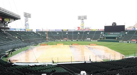 　雨のため開会式を前にシートが被せられたグラウンド（撮影・伊藤笙子）