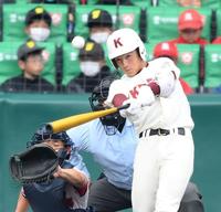 　２回、レフトへ２点適時三塁打を放つ高知・辻井翔大（撮影・伊藤笙子）