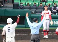 　６回、高知・門野結大（６）に適時打を浴び、唇をかむ北陸・友広陸（撮影・伊藤笙子）