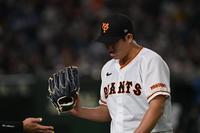 　１回を投げ終えた菅野