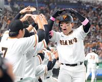 　１回、丸は右中間に逆転２ランを放ち、長野（左）に迎えられる（撮影・佐藤厚）