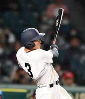 　３回、左中間へ満塁本塁打を放つ沖縄尚学・仲田侑仁（撮影・伊藤笙子）