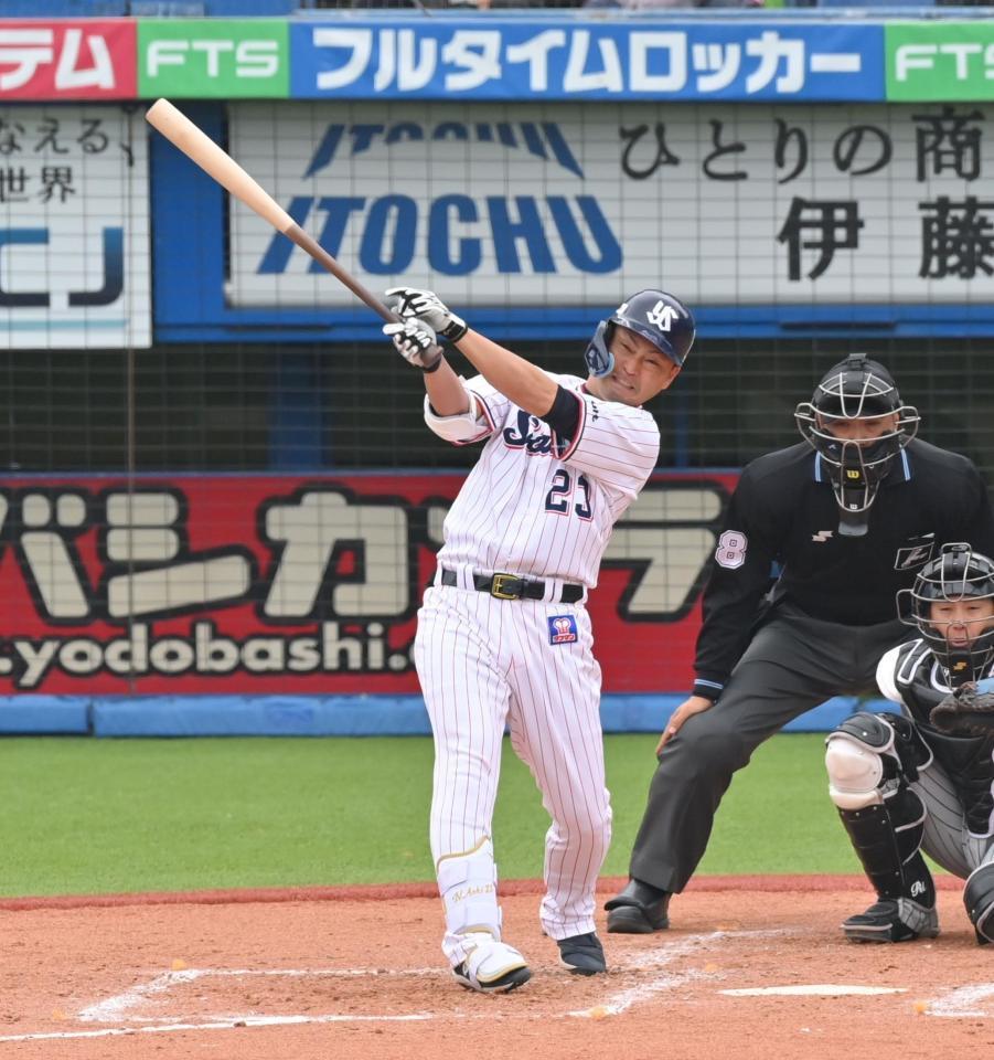 　３回、右前打を放つ青木（撮影・西岡正）