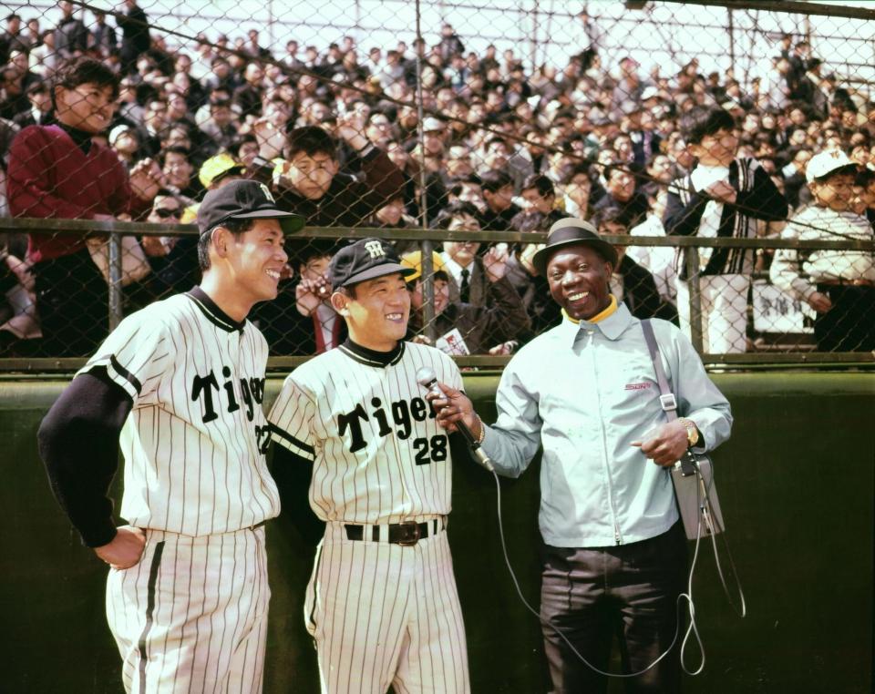 　野球解説者になったバルボンさん（右）。オープン戦の試合前、江夏（中央）、田淵（左）にインタビュー＝１９６９年３月３１日、甲子園