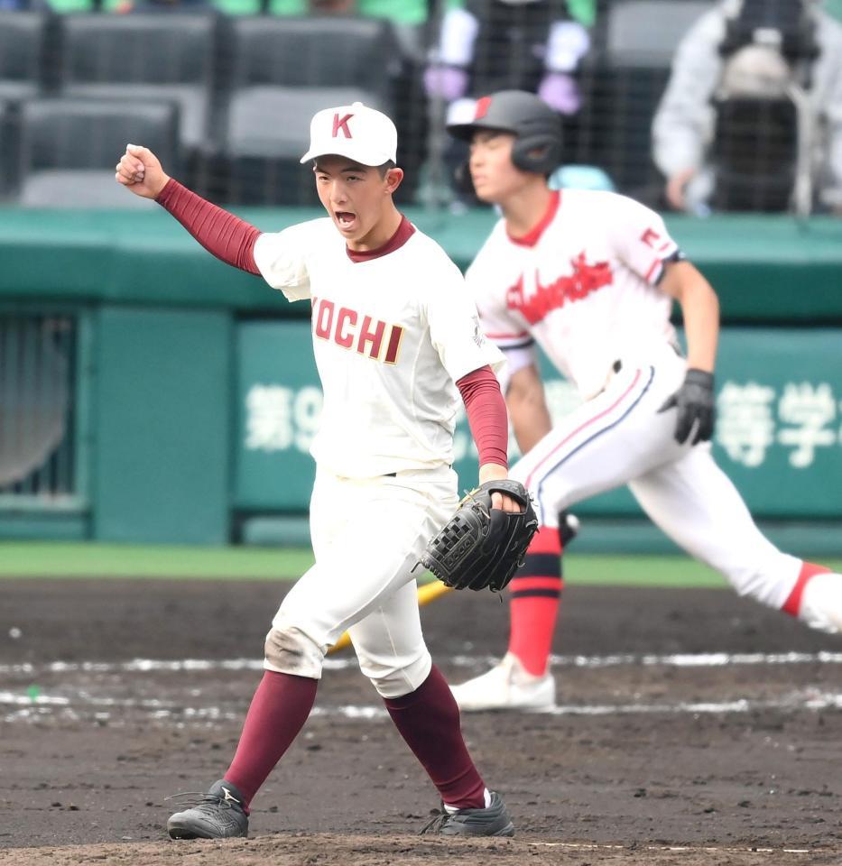 　５回、北陸・小南亮太（奥）を空振り三振に抑え、ほえる高知・辻井翔大（撮影・伊藤笙子）