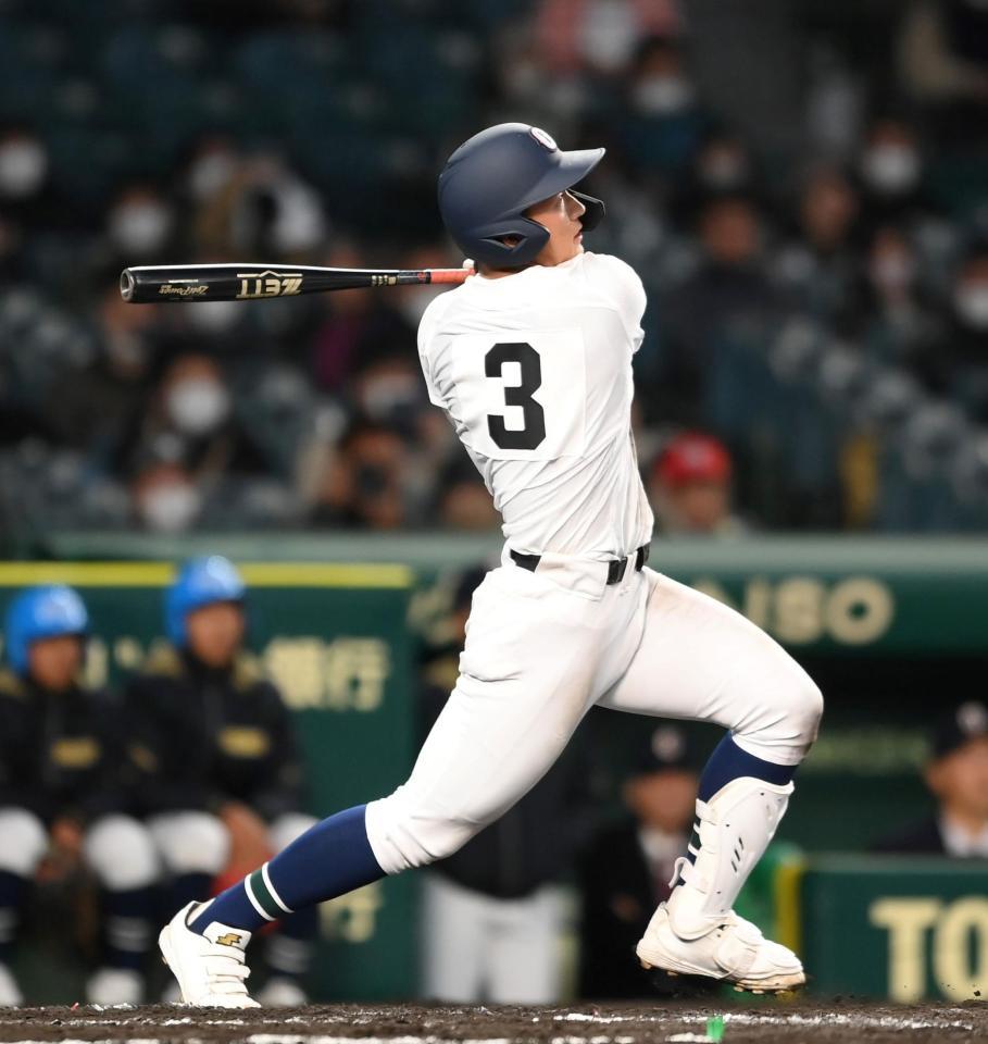 　３回、左中間へ満塁本塁打を放つ沖縄尚学・仲田侑仁（撮影・伊藤笙子）