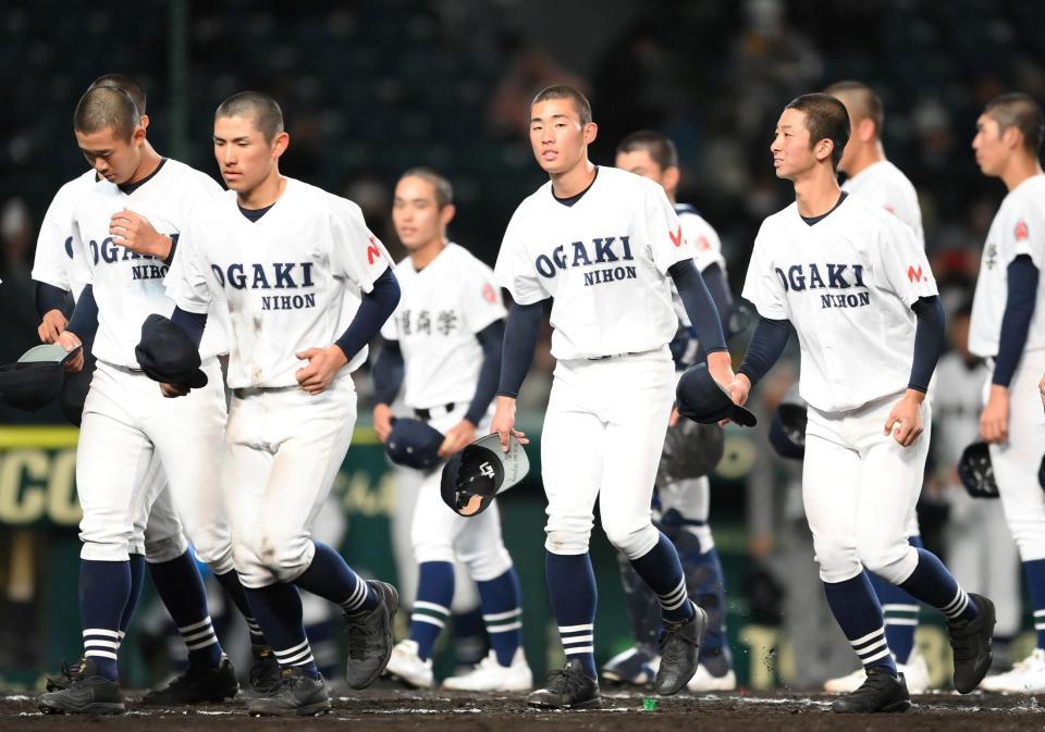 　沖縄尚学相手に及ばず、初戦敗退となった山田渓太（中央）ら大垣日大ナイン（撮影・伊藤笙子）