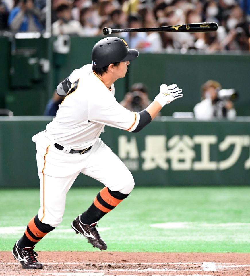 　７回、長野は左前安打を放つ（撮影・佐藤厚）