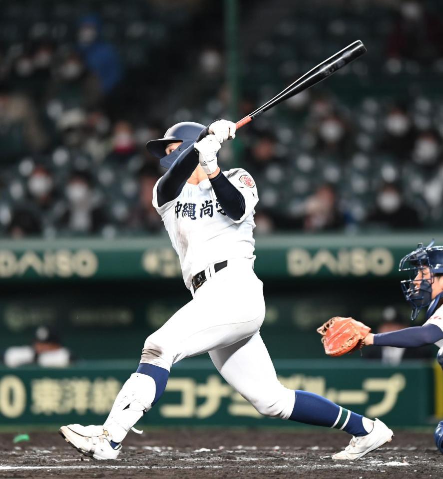 　８回、安打を放つ沖縄尚学・仲田侑仁（撮影・石井剣太郎）