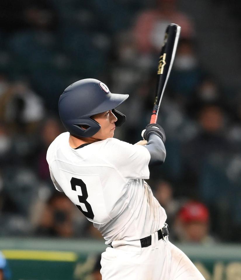 　３回、左中間へ満塁本塁打を放つ沖縄尚学・仲田侑仁（撮影・伊藤笙子）