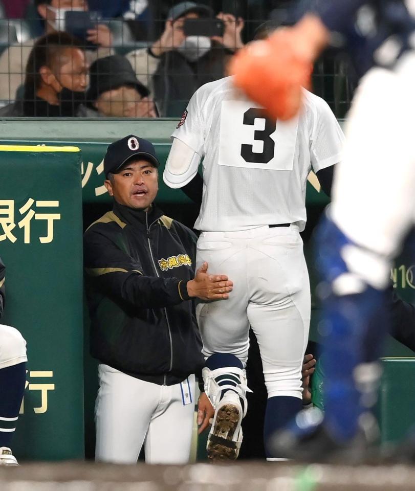 　３回、先制の満塁本塁打を放った仲田（右）を迎える比嘉監督（撮影・伊藤笙子）