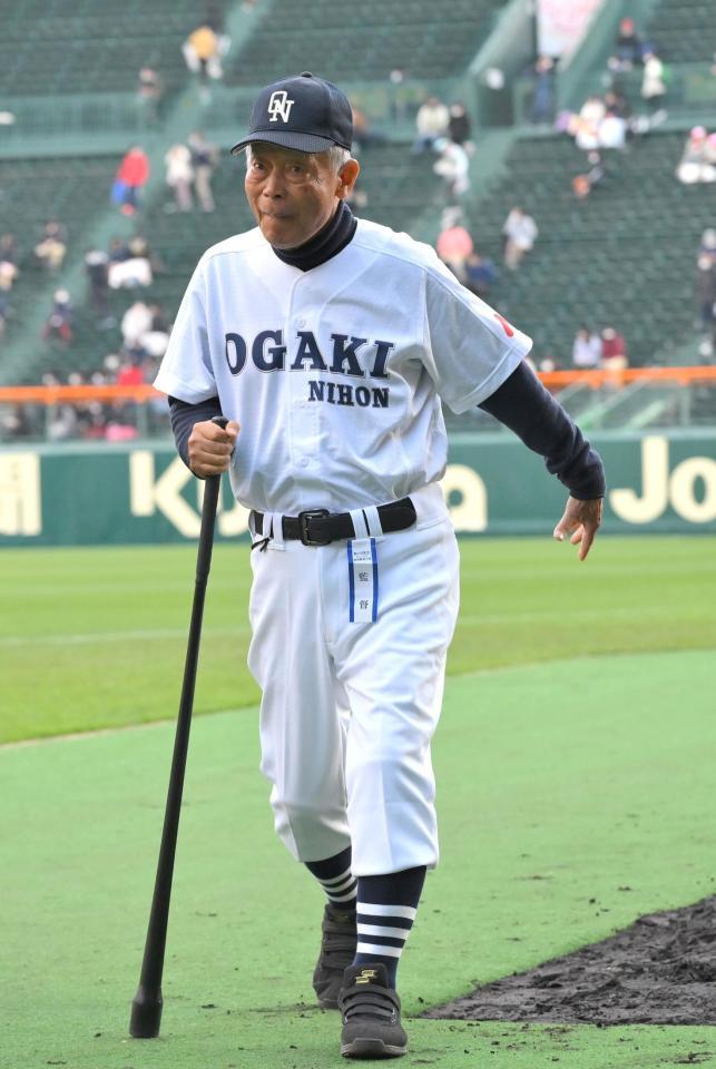 　試合前スタンドへのあいさつを終え、ベンチへ引き上げる大垣日大・阪口慶三監督（撮影・伊藤笙子）