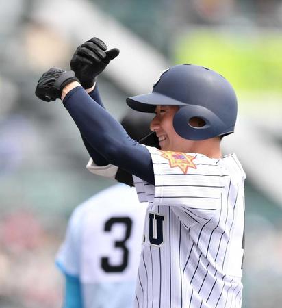 　１回、敵失で出塁した東北・金子は「ペッパーミル」パフォーマンスを披露