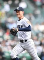 　１回、得点を許さず投げ終え笑顔の東北・ハッブス大起（撮影・石井剣太郎）