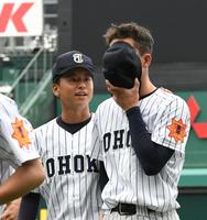 　応援席へ頭を下げ、帽子で顔を隠しながらベンチへ戻るハッブス大起（右）＝撮影・石井剣太郎