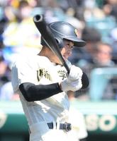 　２回、ライトへ２点適時打を放つ作新学院・東海林智（撮影・伊藤笙子）