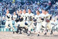 　初戦を突破し、笑顔でスタンドへ駆け出す作新学院ナイン（撮影・伊藤笙子）