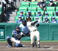 　７回、適時打を放つ作新学院・斎藤綾介（撮影・石井剣太郎）