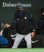 　巨人ベンチに２番手投手・鈴木の特徴を教える新庄監督（撮影・佐藤厚）