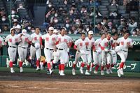 　試合に敗れ落胆する智弁和歌山ナイン（撮影・石井剣太郎）