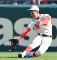 　２回、英明・中浦浩志朗の打球をグラブのウェブ部分で好捕する中堅手の智弁和歌山・浜口凌輔（撮影・伊藤笙子）