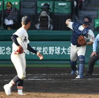 　８回、二塁への送球を英明・寿賀弘都（左）に誤送球する捕手の英明・中浦（撮影・石井剣太郎）