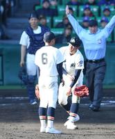 　８回、捕手の二塁への送球を左腕に受けた英明・寿賀（中央右）＝撮影・石井剣太郎