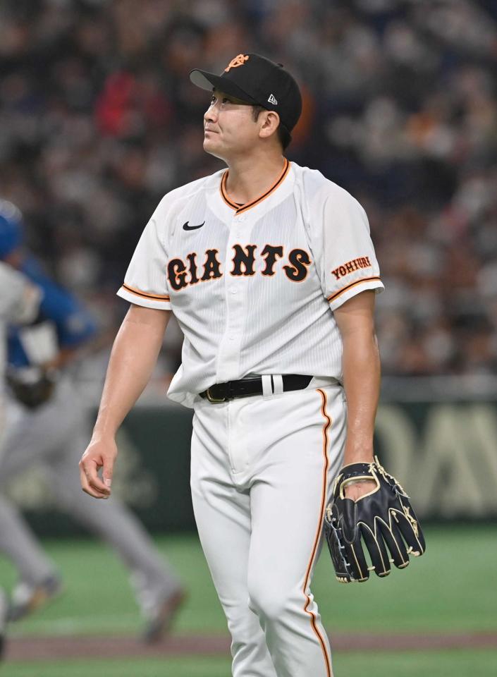 　１回表を投げ終えベンチへ戻る菅野