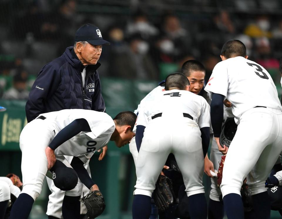 　５回の攻撃前、選手たちに声をかける大垣日大・阪口監督（左上）＝撮影・伊藤笙子