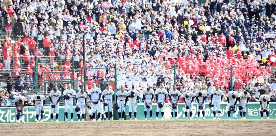 　初戦敗退し、東邦側のスタンドに一礼する鳥取城北ナイン（撮影・伊藤笙子）