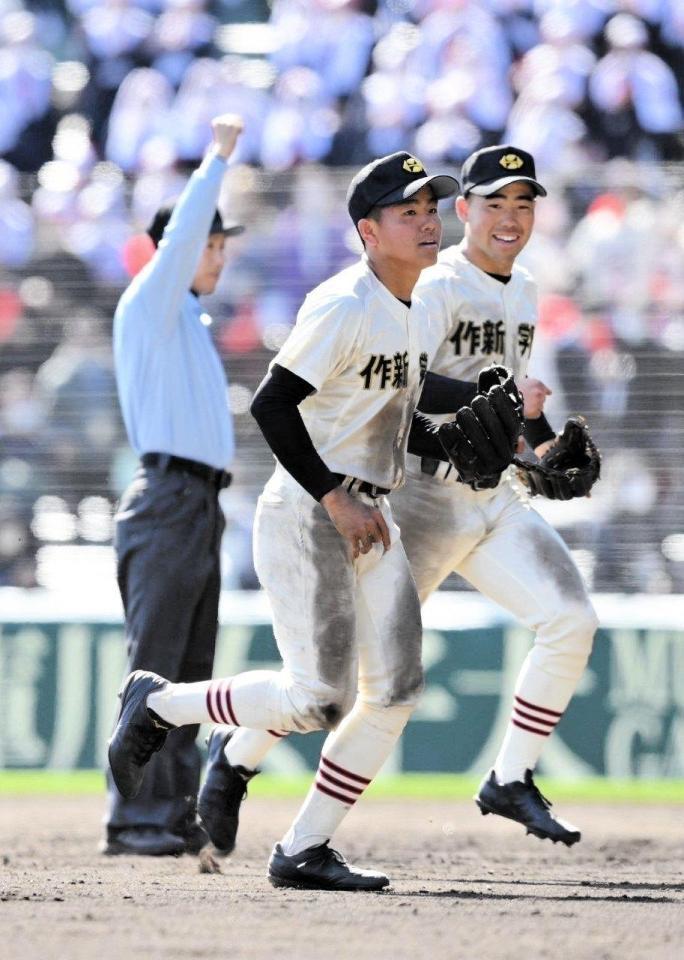 　九回、アピールプレー前に二塁審判がアウトを宣告し、ホームベースに向かおうとする作新学院ナイン（撮影・伊藤笙子）