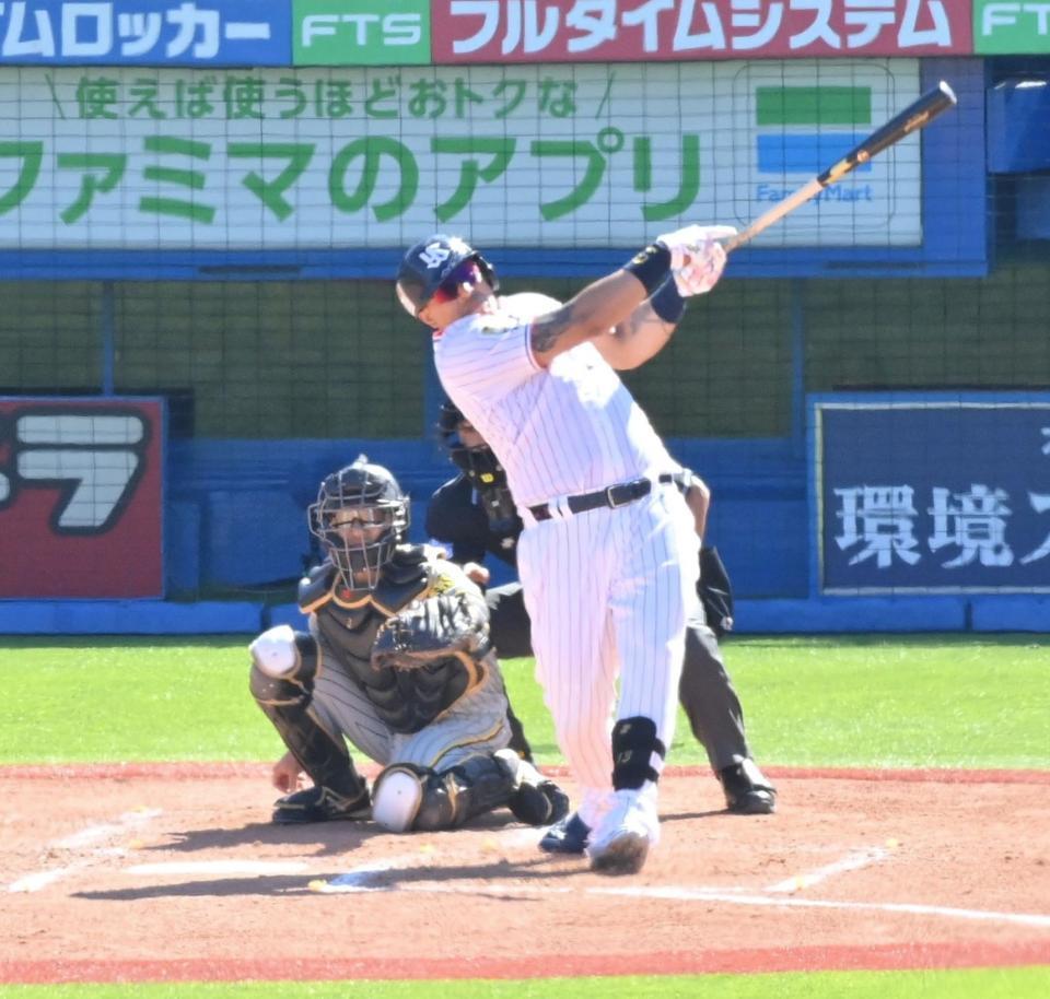 　４回、左越え２ランを放つオスナ（撮影・西岡正）