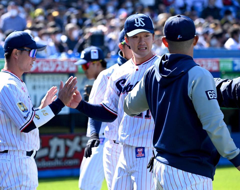 　笑顔でナインに迎えられる吉村（撮影・金田祐二）
