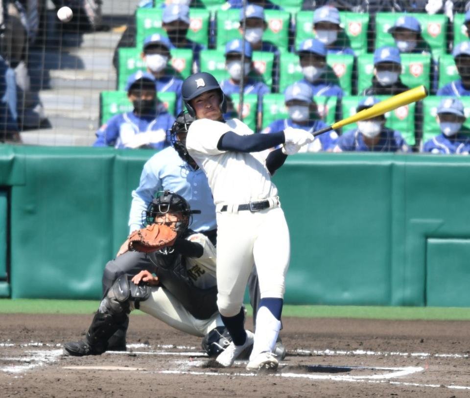 　６回、適時打を放つ大分商・江口飛勇（撮影・石井剣太郎）