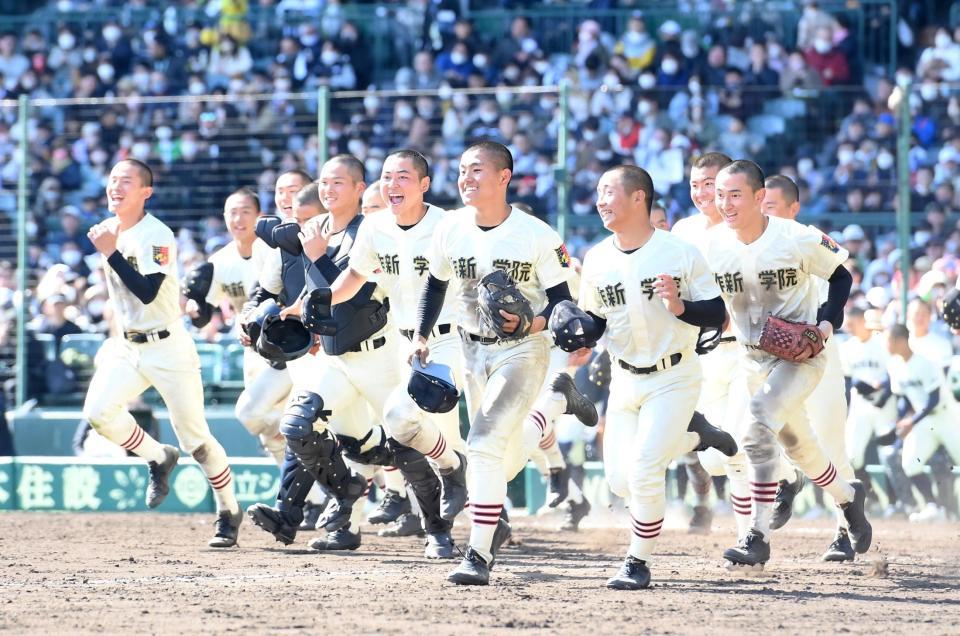 　初戦を突破し、笑顔でスタンドへ駆け出す作新学院ナイン（撮影・伊藤笙子）