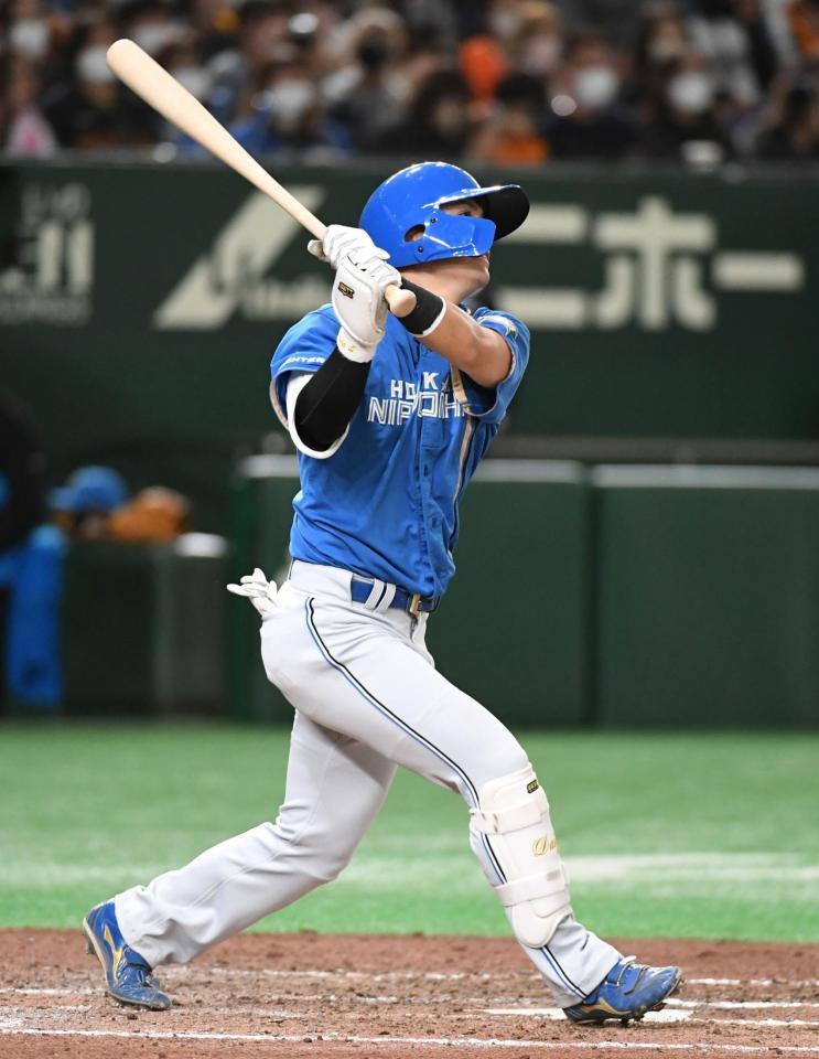 　７回、上川畑は右越えに２ランを放つ（撮影・佐藤厚）