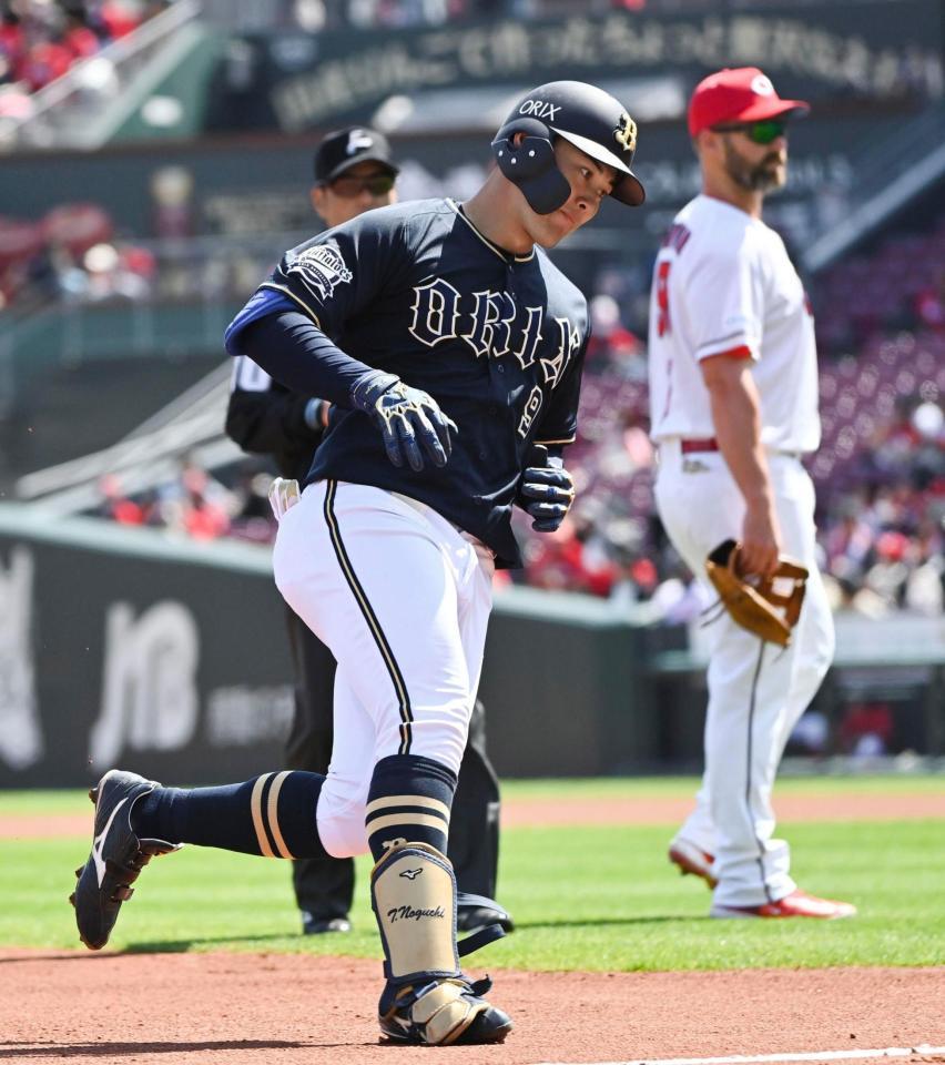 　１回、先頭打者本塁打を放ち、三塁を回る野口。右奥は三塁手デビッドソン