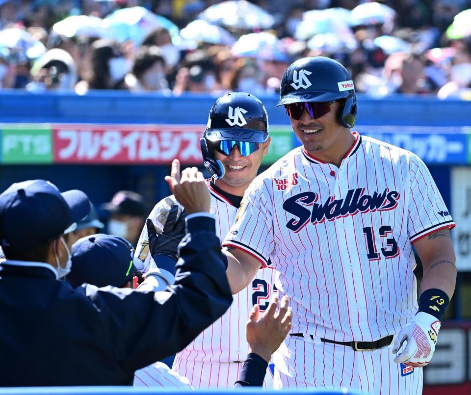 　４回、左越えの２ランを放ち笑顔でナインに迎えられるオスナ（撮影・金田祐二）